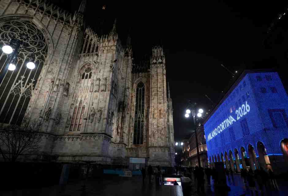 Gli anelli olimpici proiettati in piazza del Duomo a Milano (foto LaPresse)&nbsp;<br />