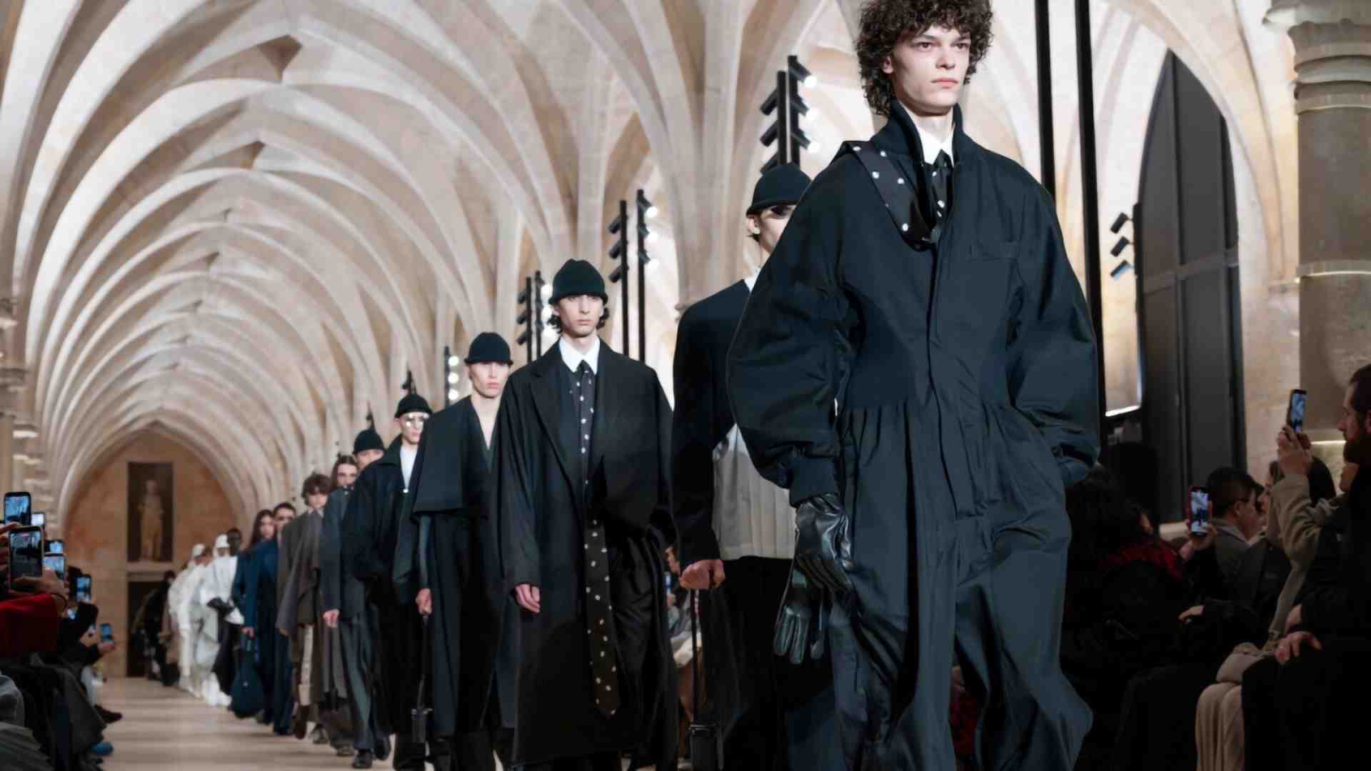 Immagine di Una poltrona per tre. Qualche riflessione sul significato della moda