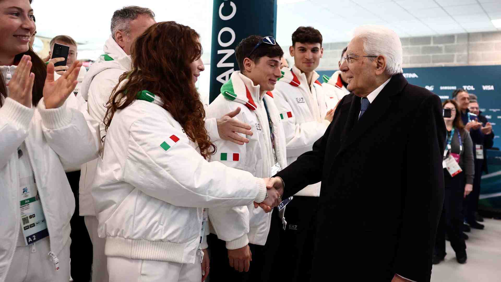 Immagine di Mattarella tra gli azzurri e il primo ghiaccio olimpico. Così a Milano sono già iniziate le Olimpiadi