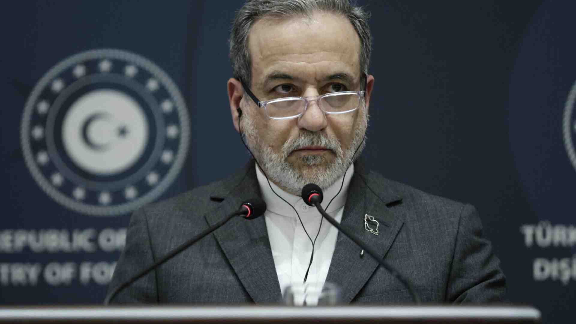 Immagine di Il motto khomeinista “annega il diavolo in un fiume di parole” e il duo litigioso che negozia per l’Iran