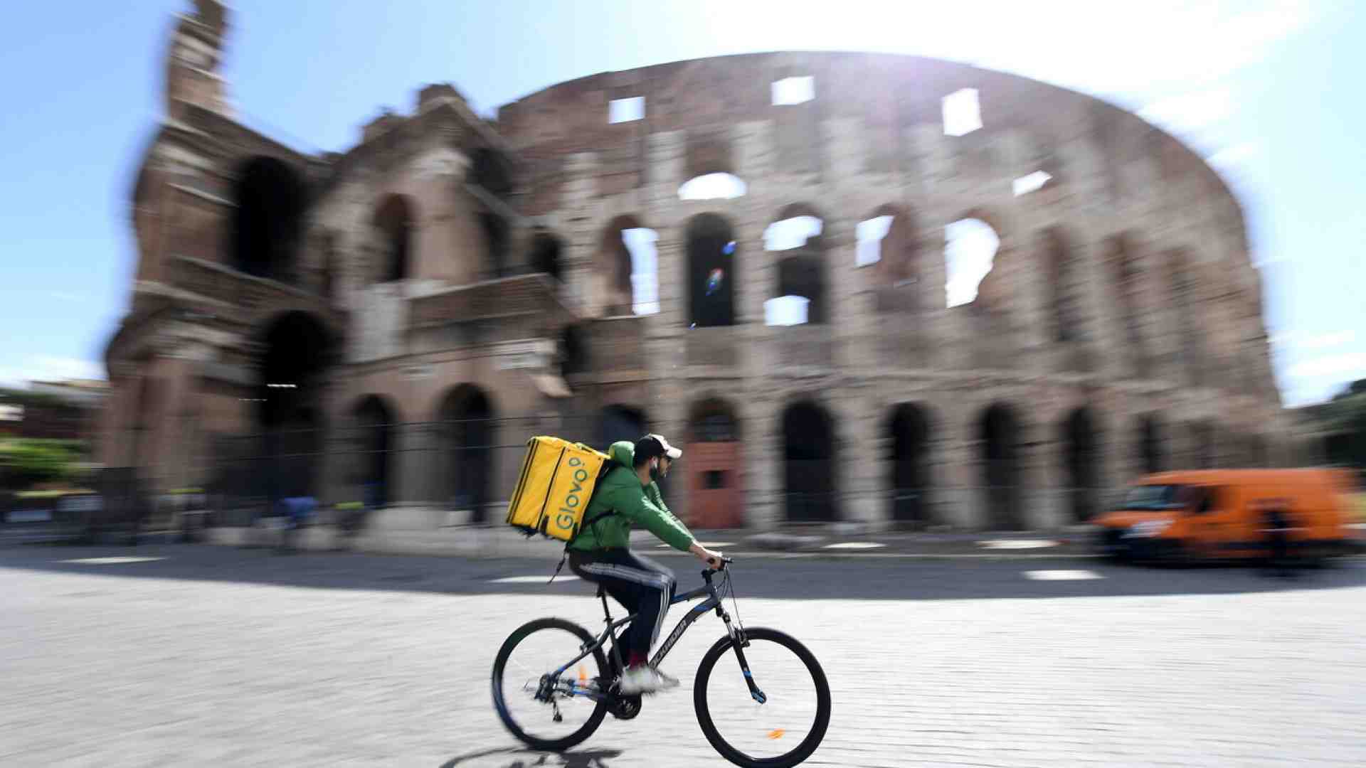 Immagine di Glovo sotto controllo giudiziario. La procura di Milano esonda sui rider