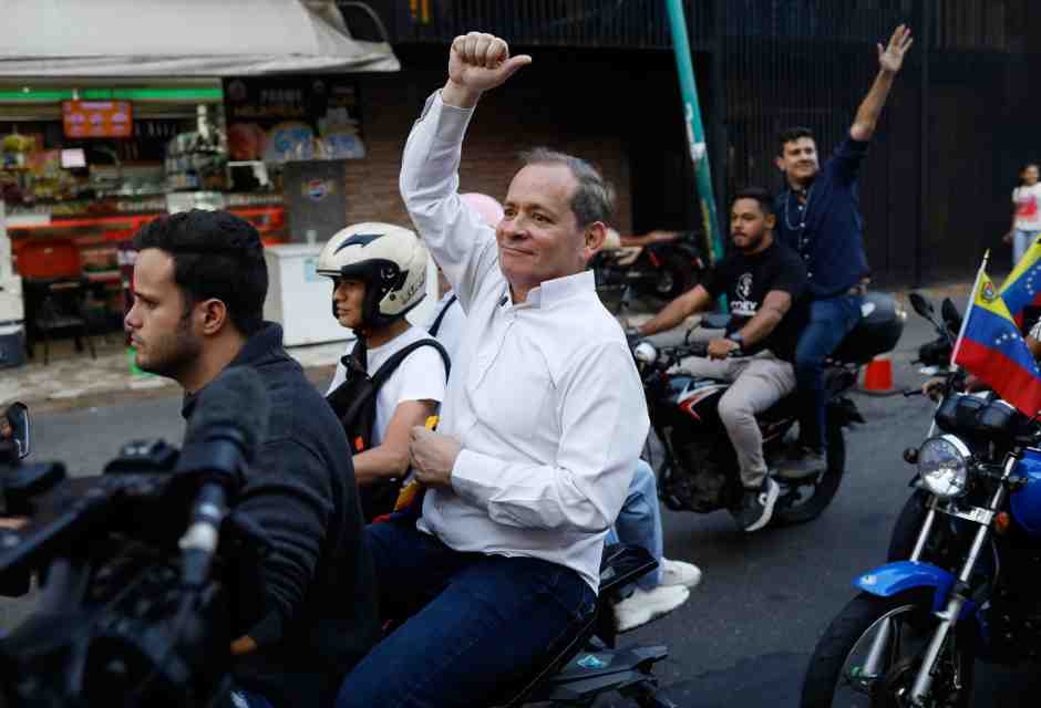 Juan Pablo Guanipa, rilasciato dal carcere, visita i parenti dei prigionieri politici vicino al centro di detenzione di El Helicoide a Caracas (GettyImages)&nbsp;<br />
