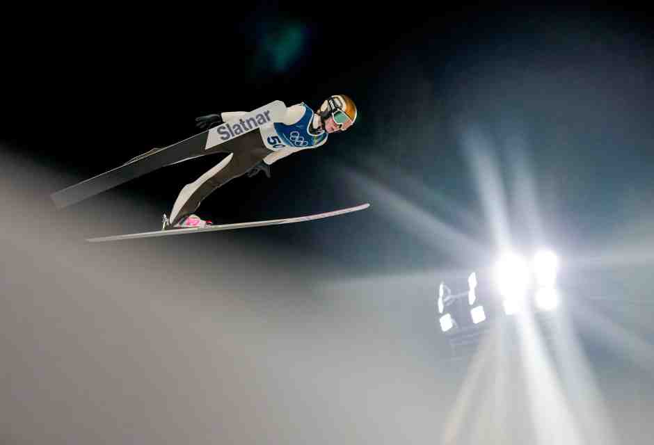 Il salto d'argento di Nika Prevc a Milano-Cortina 2026 (foto Ap, via LaPresse)