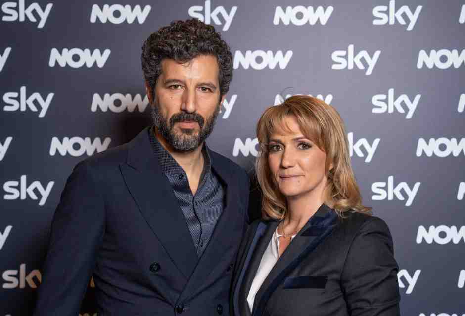 Meno serie, più identità. È la sfida delle piattaforme in Italia. Le strategie di Sky e Netflix
