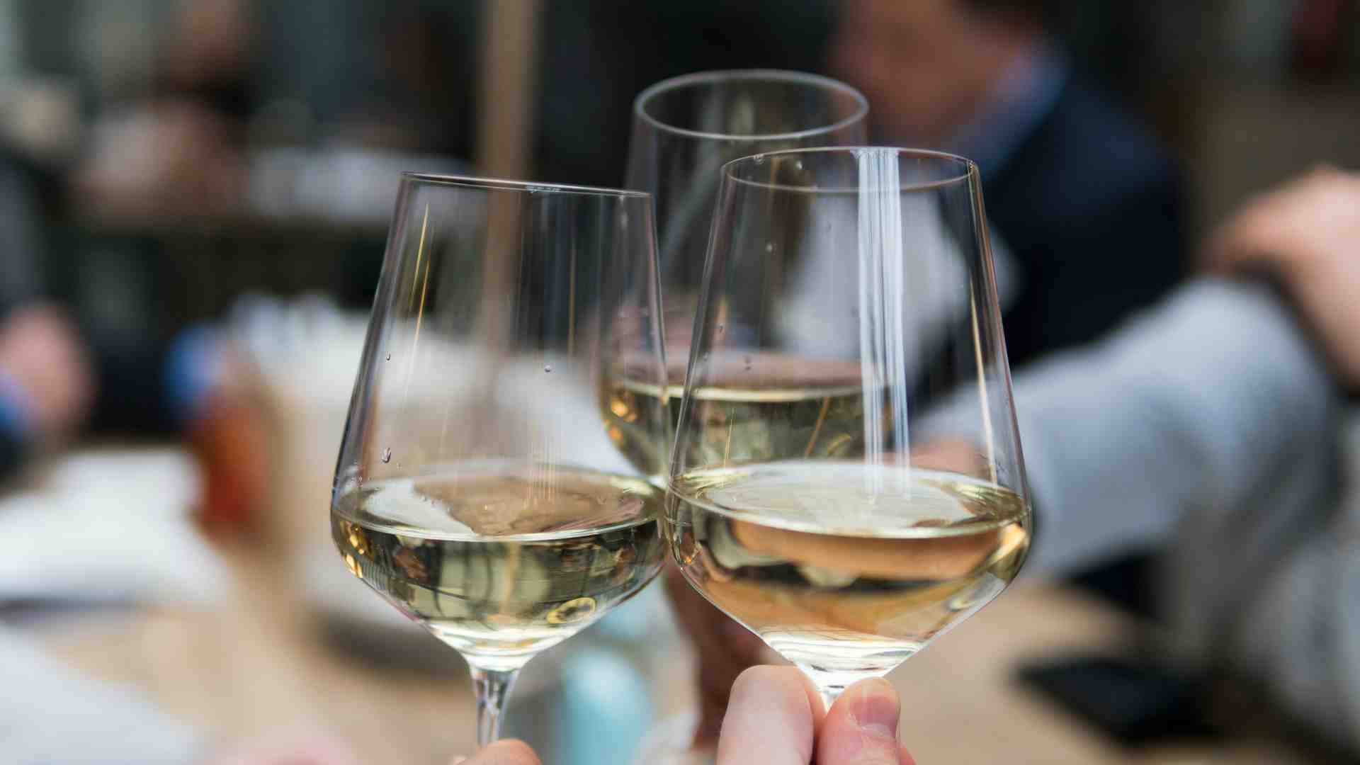 Immagine di Leviamo i soldi ai super ricchi privi di gusto. E spendiamoli noi in vini e vacanze in barca