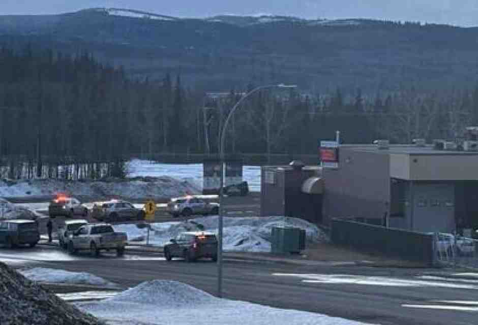 Sparatoria in una scuola in Canada: una donna trans uccide nove persone e poi si uccide