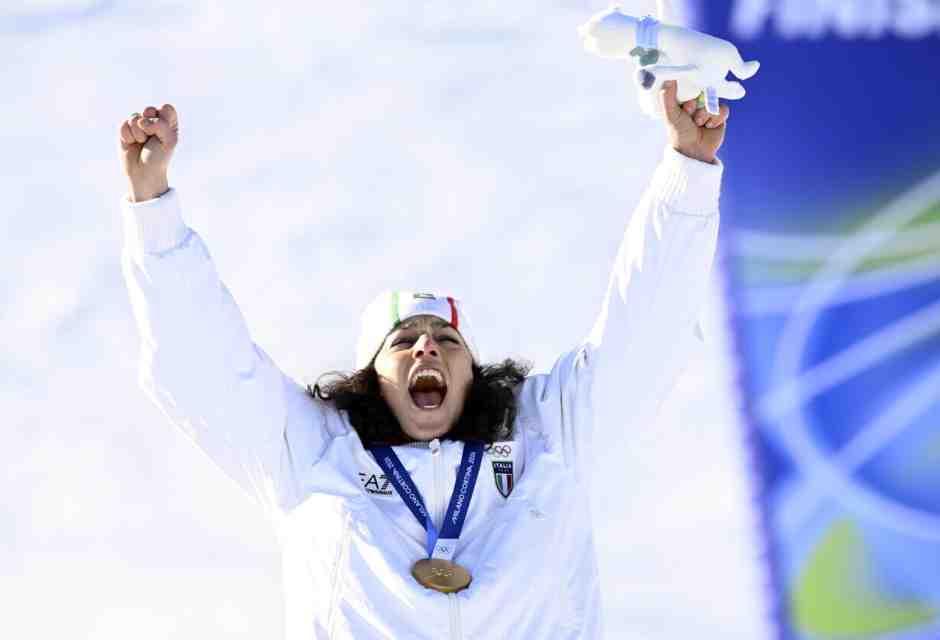 Federica Brignone esulta sul podio di Cortina dopo l'oro in Gigante (foto Ansa)