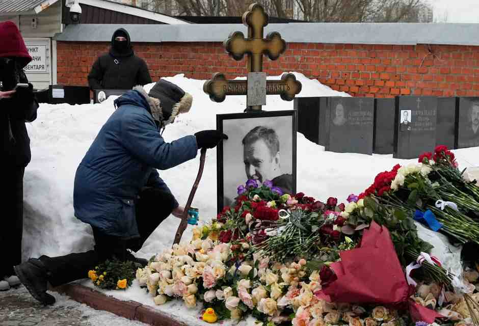 Sulla tomba di Navalny, a due anni dalla sua morte, nel cimitero Borisovskoye di Mosca (AP Photo/Alexander Zemlianichenko)&nbsp;<br />