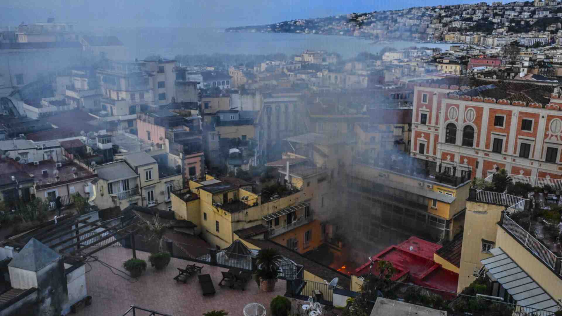 Immagine di L'incendio al teatro Sannazaro a Napoli, la maledizione di febbraio e la ricetta borbonica