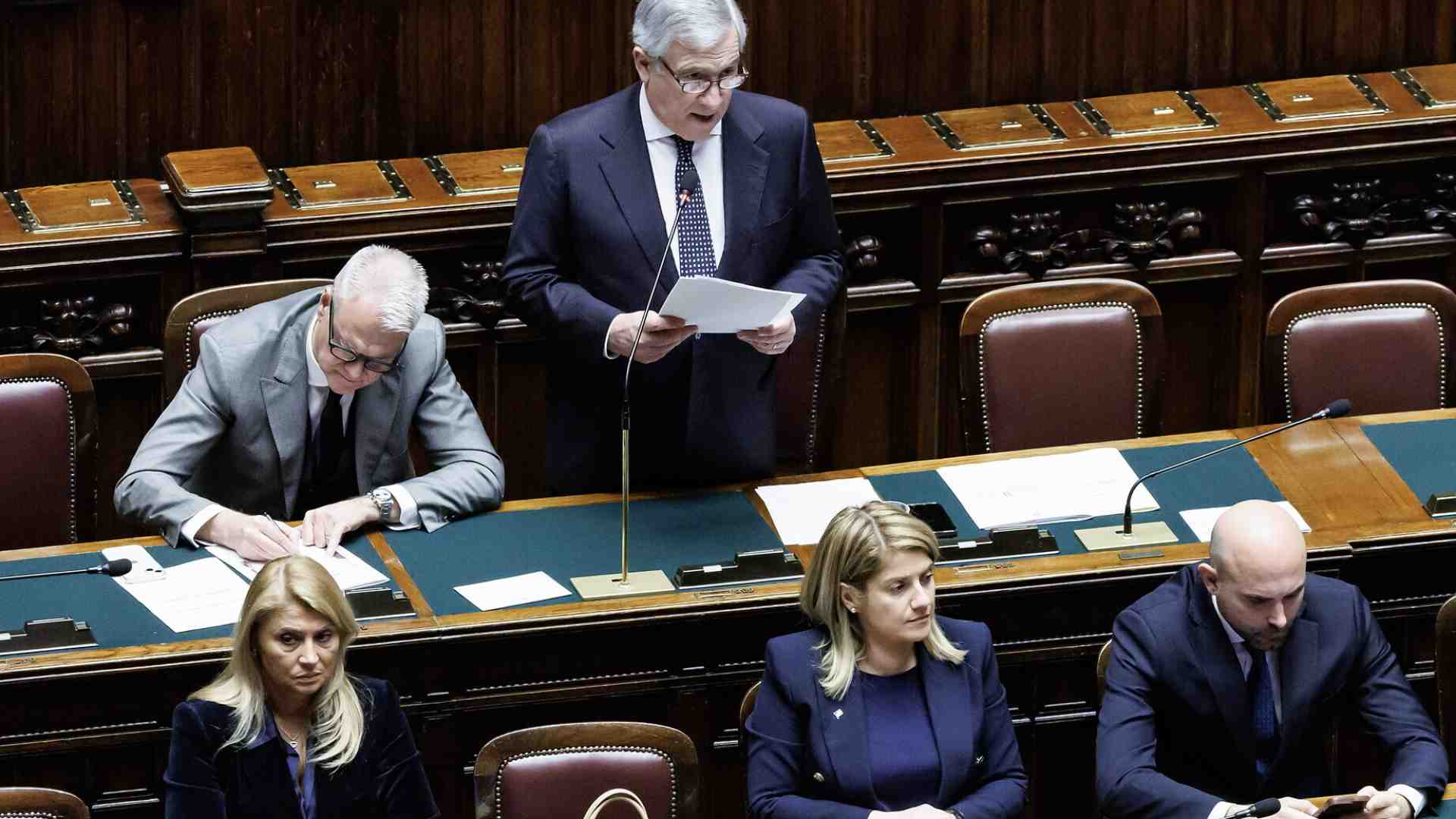 Immagine di La solitudine di Tajani. Non vuole andare al Board ed è solo in Aula. il Pd lo attacca con le frasi di Marina B. L'idea di inviare Peronaci
