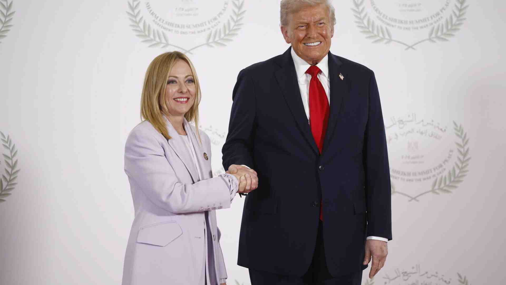 Immagine di Le acrobazie di Meloni per dimostrare a Trump di non essere quello che ormai è: un’alleata in Europa dei suoi nemici