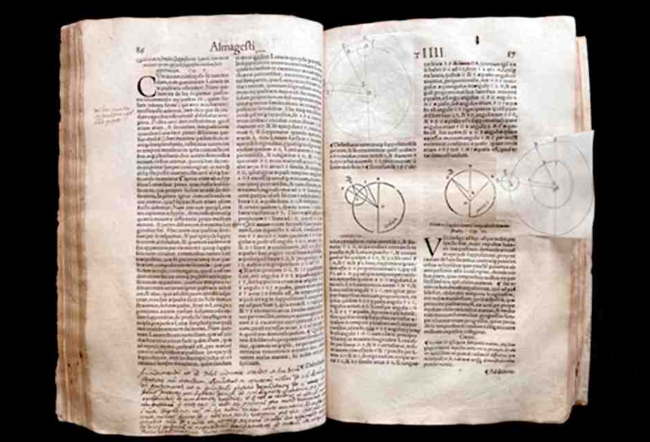 Una copia a stampa dell' "Almagesto" di Tolomeo, contenente numerose postille autografe attribuibili a Galileo (foto ANSA)