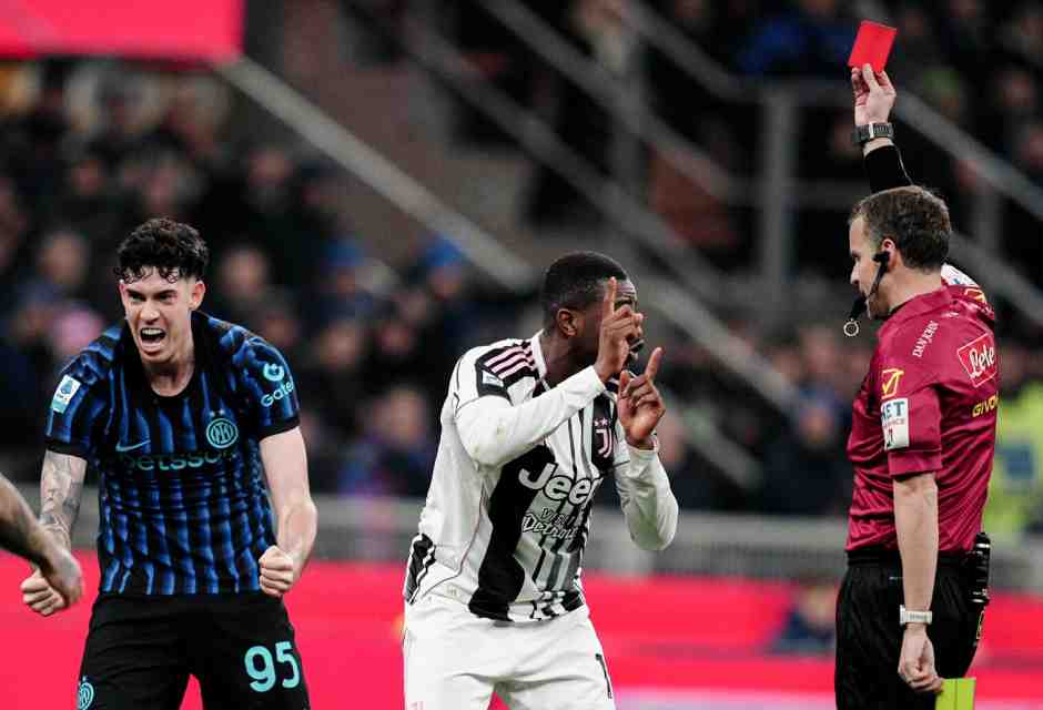 Il momento dell'espulsione di Pierre Kalulu durante Inter-Juventus (foto LaPresse)