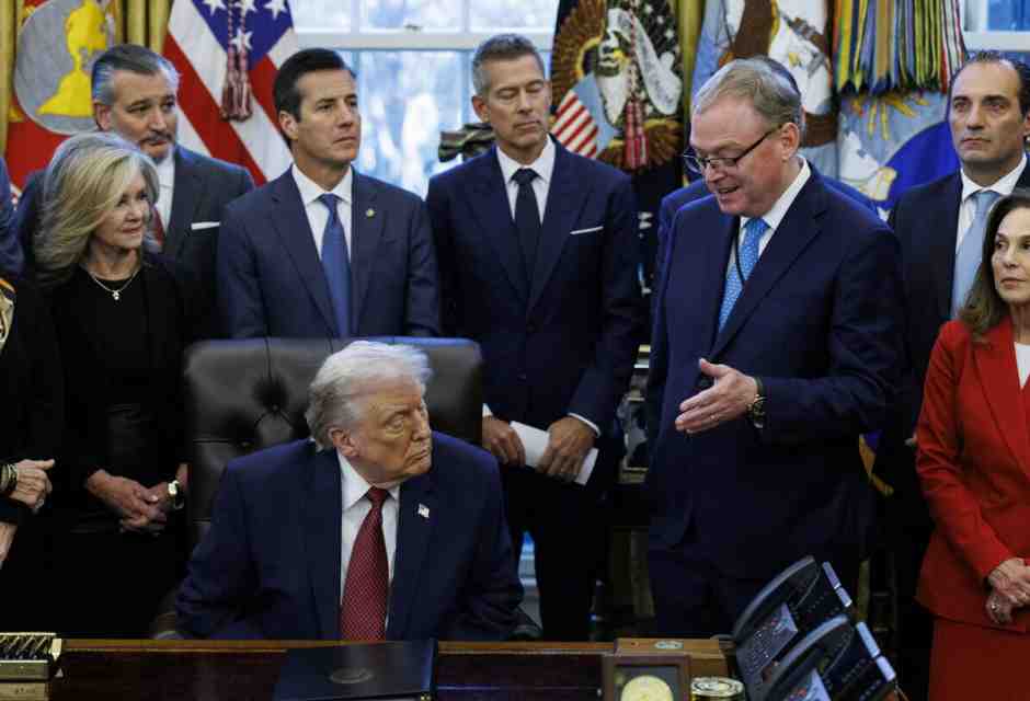 <span style="font-family: Arial, sans-serif; font-size: 12px;">Hassett e Trump. Foto:Ansa.</span>