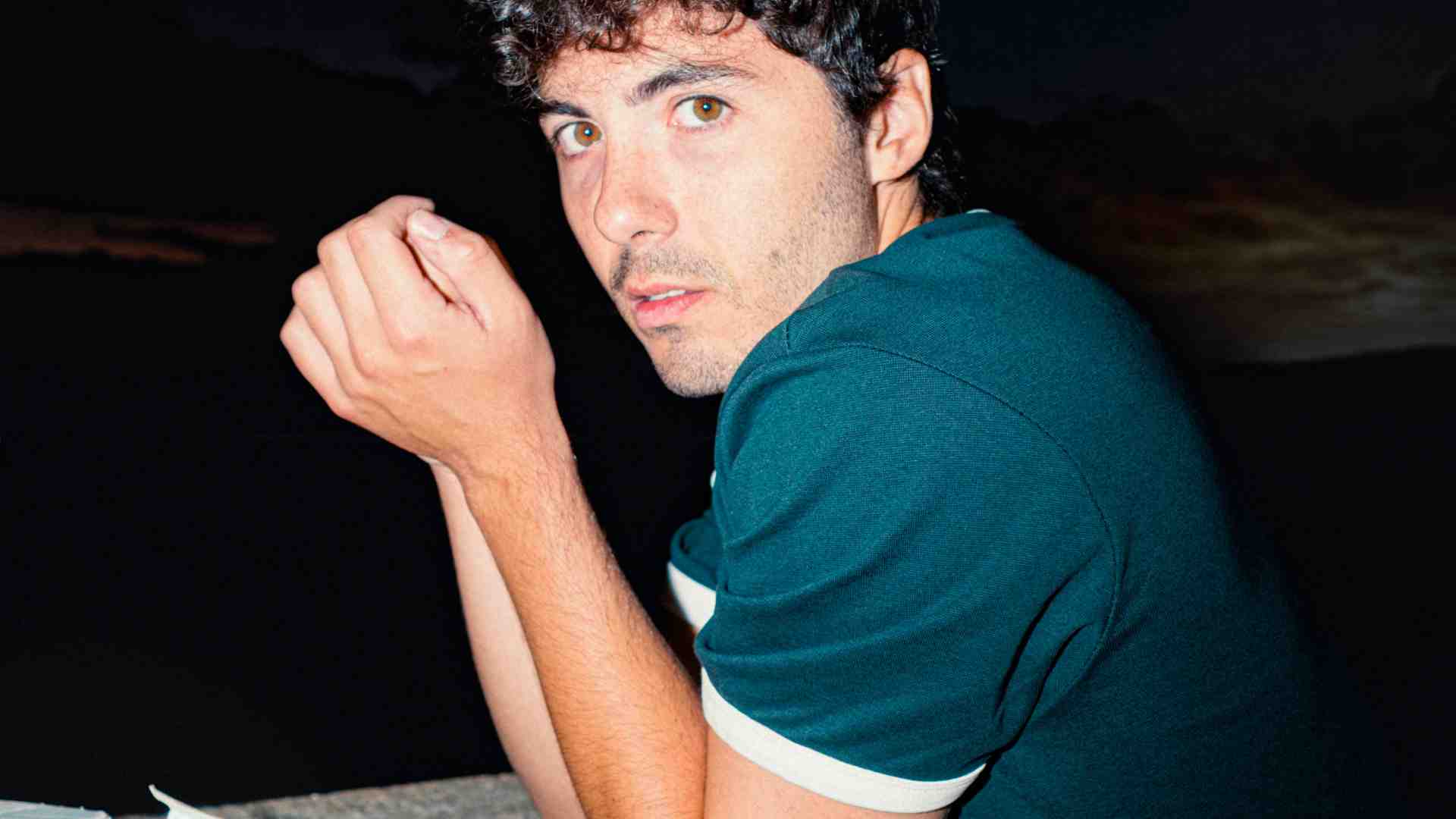 Immagine di Fulminacci tra le macerie del pop, a Sanremo con un'elegante ironia. "Spero di arrivare quinto"