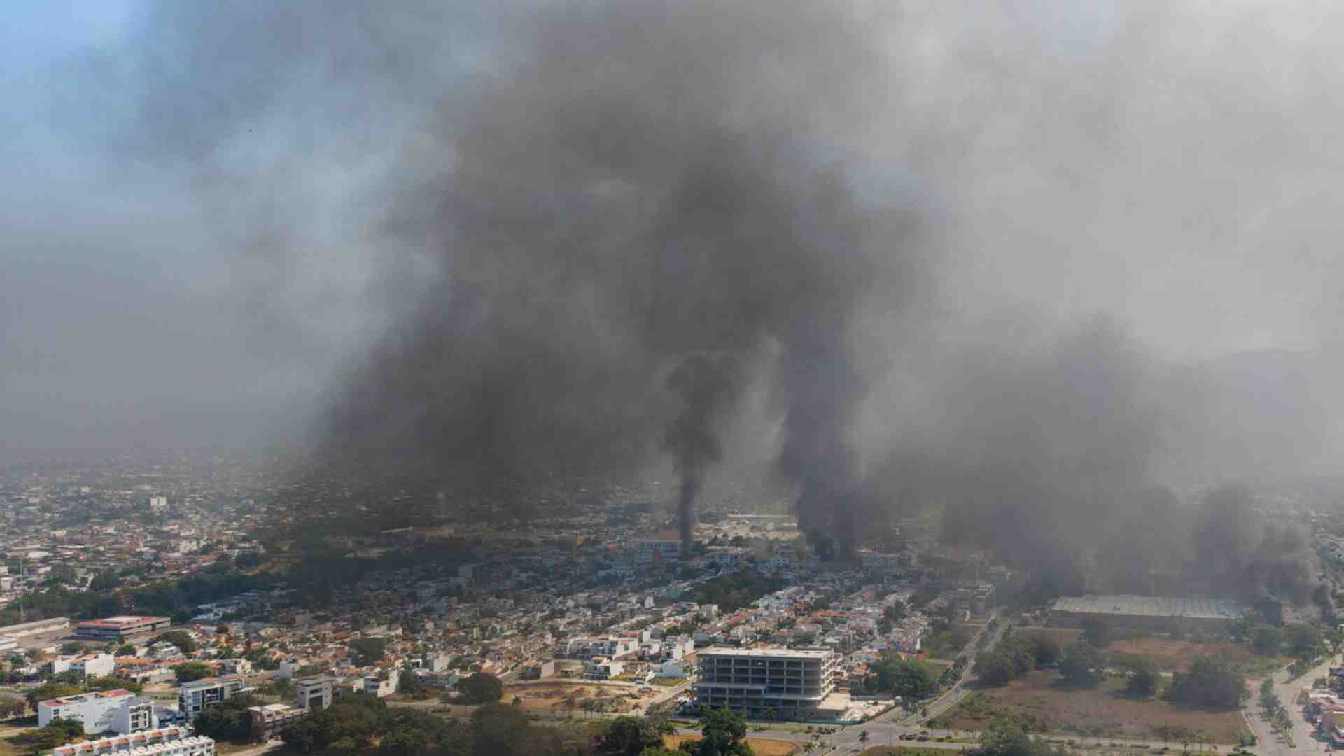 Immagine di I narcos rispondono con blocchi stradali e incendi all'uccisione del Mencho