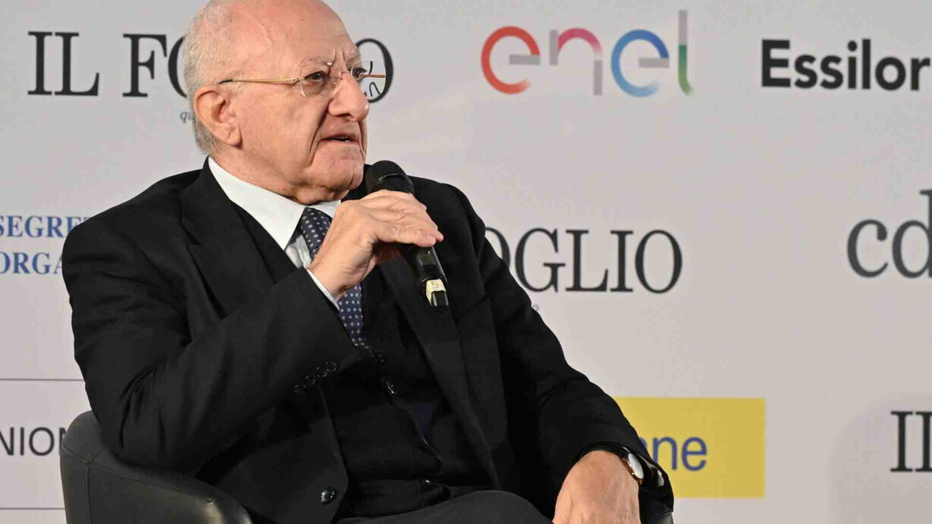Immagine di De Luca e lo psicodramma di M5s e Pd per le elezioni a Salerno
