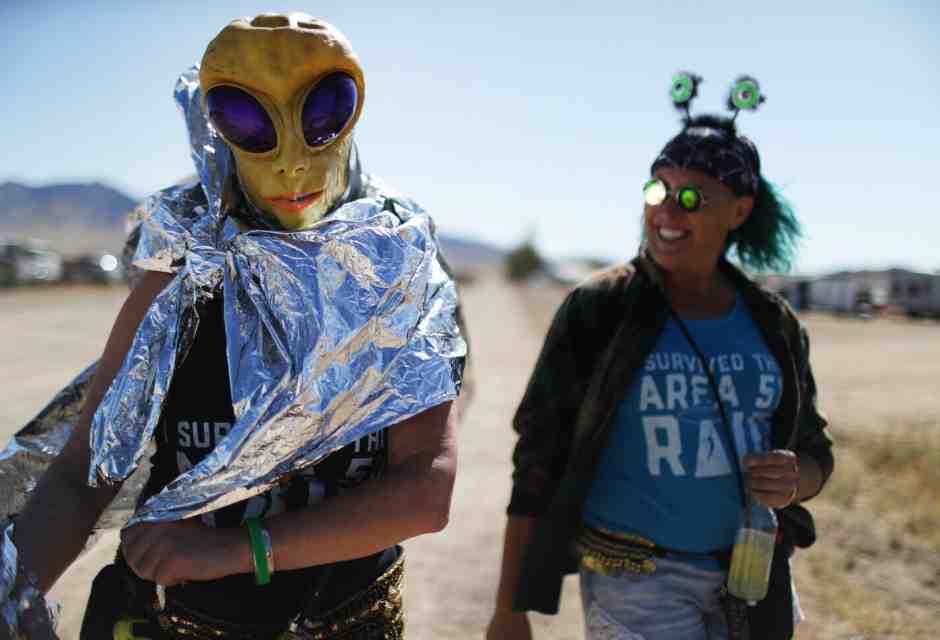 Raver nel deserto del Nevada per il raduno "Storm Area 51" (foto di Mario Tama/Getty Images) <br />