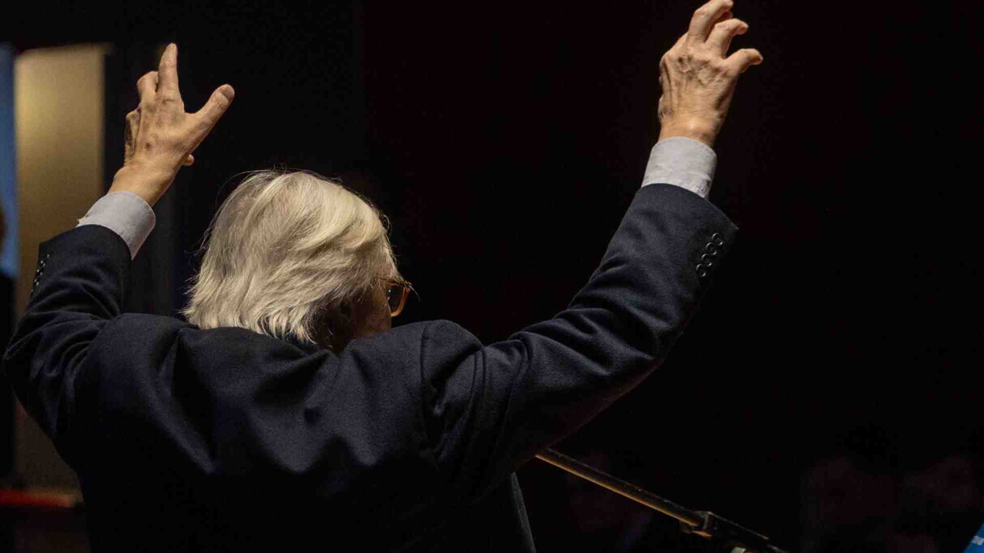 Immagine di Sgarbi non parla più. Al contrario dei suoi libri e della sua collezione