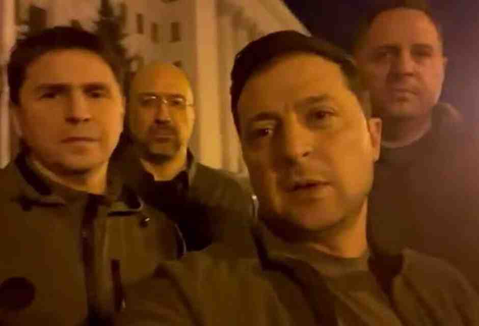 Zelensky non fugg&igrave; da Kyiv e il 25 febbraio 2022, in piedi sulla via Bankova, registr&ograve; il suo video pi&ugrave; celebre: &ldquo;Siamo tutti qui&rdquo;&nbsp;<br />