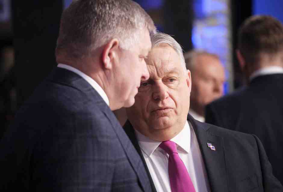 Il premier slovacco Fico (a sinistra) incontra l'ungherese Orb&aacute;n prima del vertice informale Ue al Castello di Alden Biesen (Thierry Monasse/Getty)&nbsp;<br />