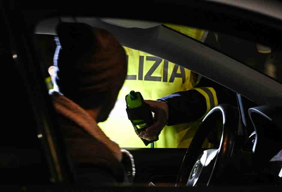 Controllo di polizia con etilometro (Ansa)
