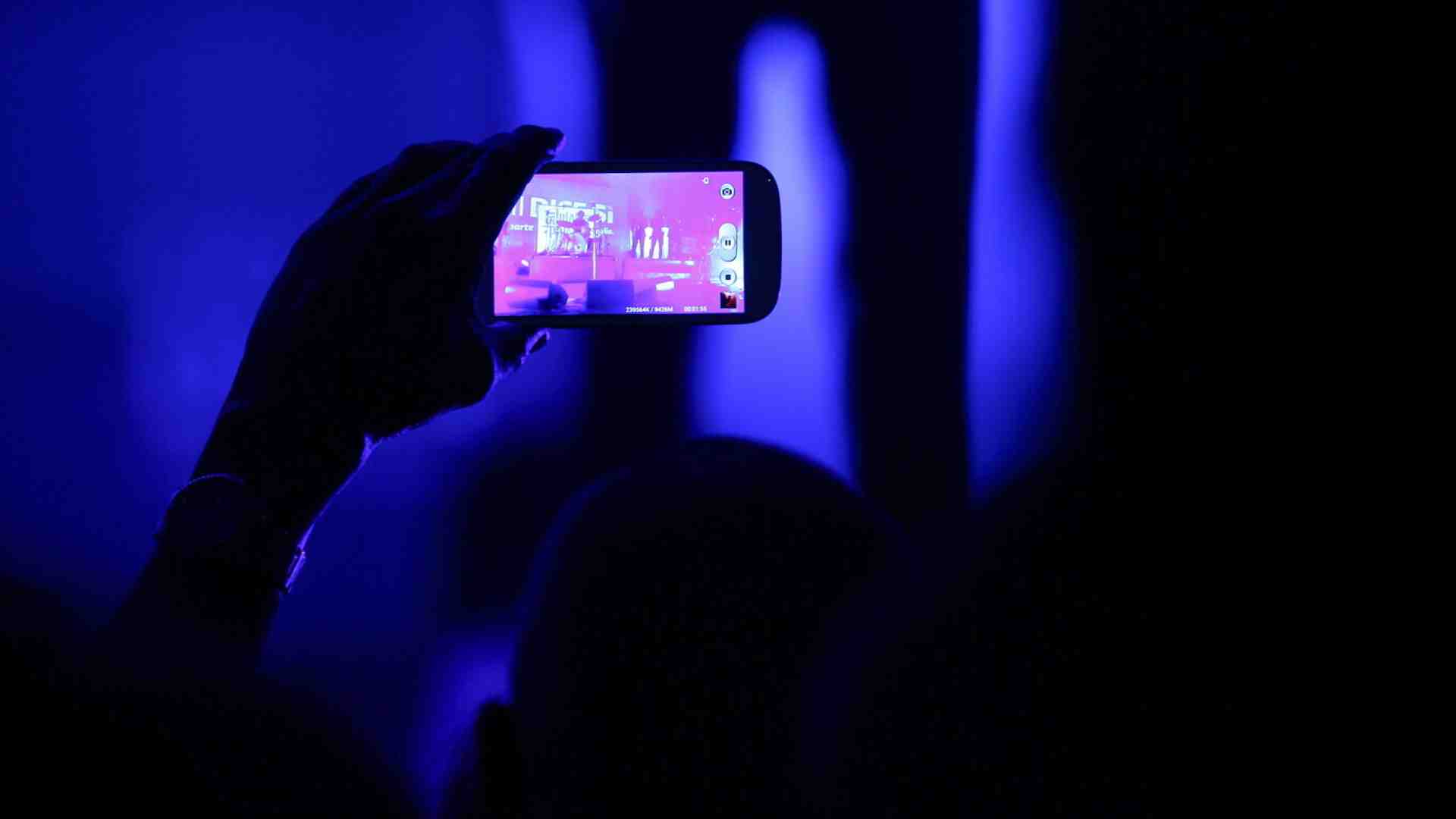 Immagine di Così si possono tenere gli smartphone fuori da concerti e scuole. Vietare basta davvero a educare?