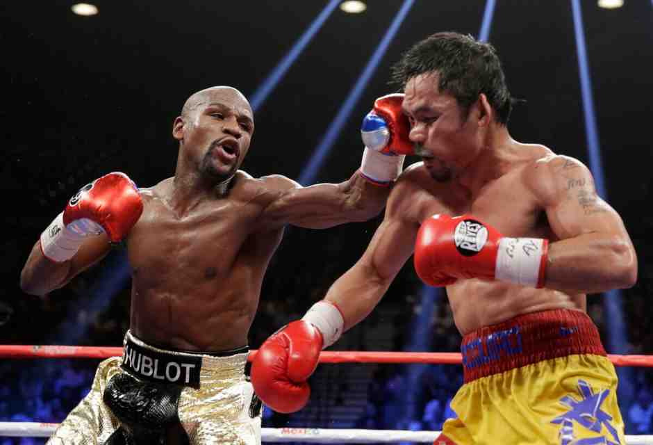 Floyd Mayweather Jr. contro Manny Pacquiao nell'incontro del 2015 (foto di Isaac Brekken per Ap, via LaPresse)<br />