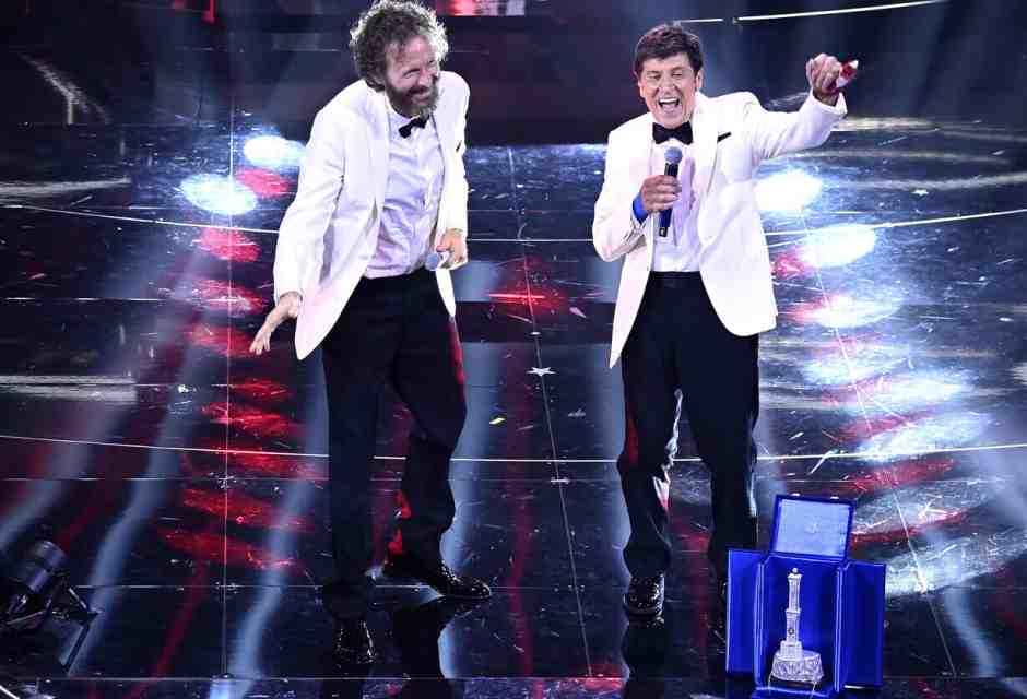 Gianni Morandi e Jovanotti festeggiano dopo aver vinto il premio per la migliore cover al teatro Ariston durante il Festival nel 2022 (foto ANSA)