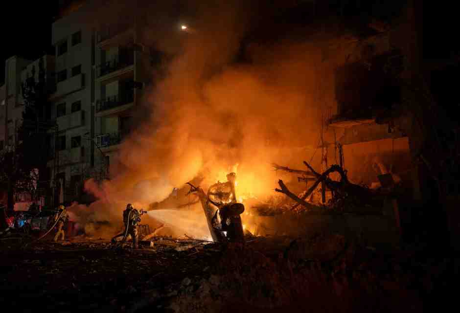 Un incendio dopo l'attacco missilistico iraniano nel centro di Tel Aviv (Foto di Erik Marmor/Getty Images)&nbsp;<br />