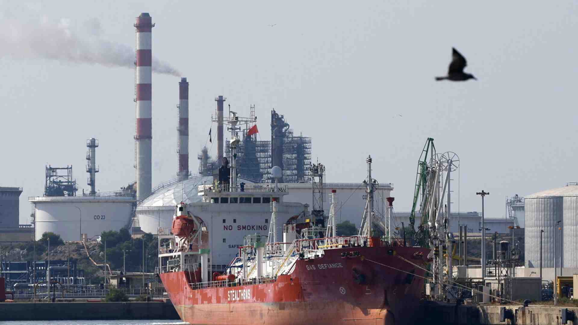 Immagine di L’Iran chiude lo Stretto di Hormuz. Petrolio e gas salgono e torna il rischio inflazione