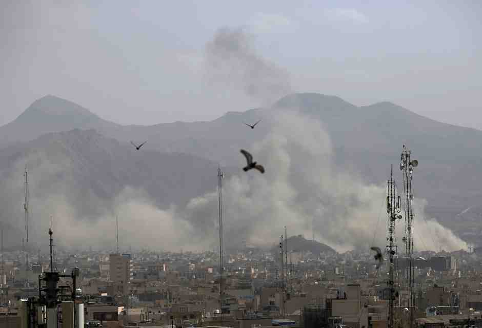 Il fumo si alza sul centro di Teheran dopo la seconda ondata di attacchi aerei israeliani (Fatemeh Bahrami/Anadolu/Getty Images) <br />