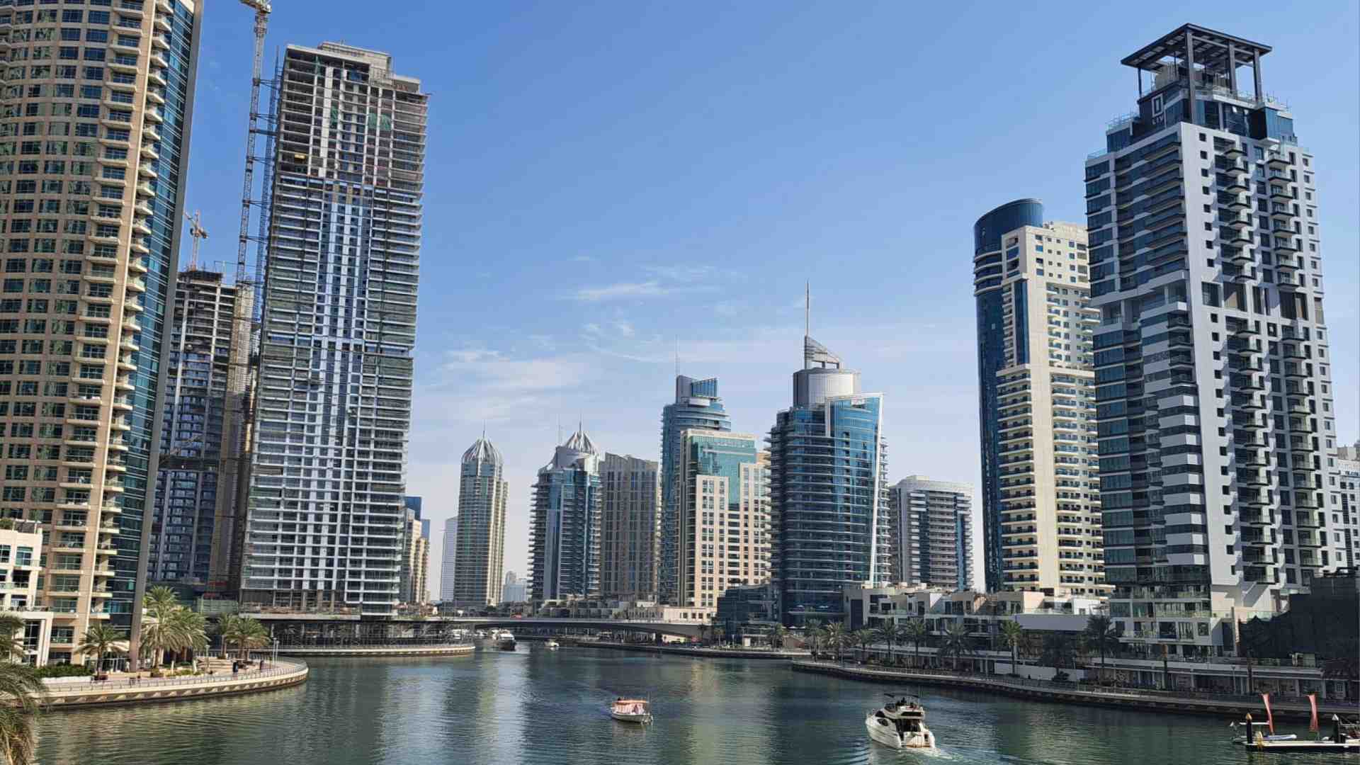 Immagine di Influencer, turisti e cioccolatai: chi è e chi non è nell’Emirato da cinepanettone