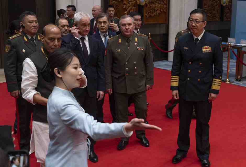 L'ex ministro della Difesa cinese Dong Jun con il suo omologo iraniano Aziz Nasirzadeh, quello russo Belousov e quello bielorusso Khrenin alla Sco di giugno scorso (AP)