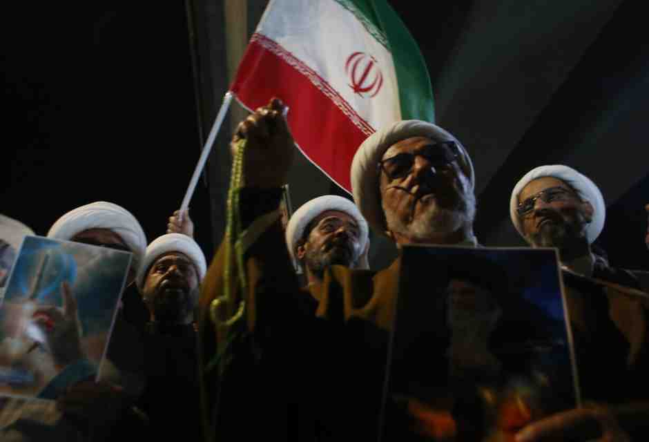 Proteste vicino all'ambasciata americana a Baghdad. Foto Ansa<br />