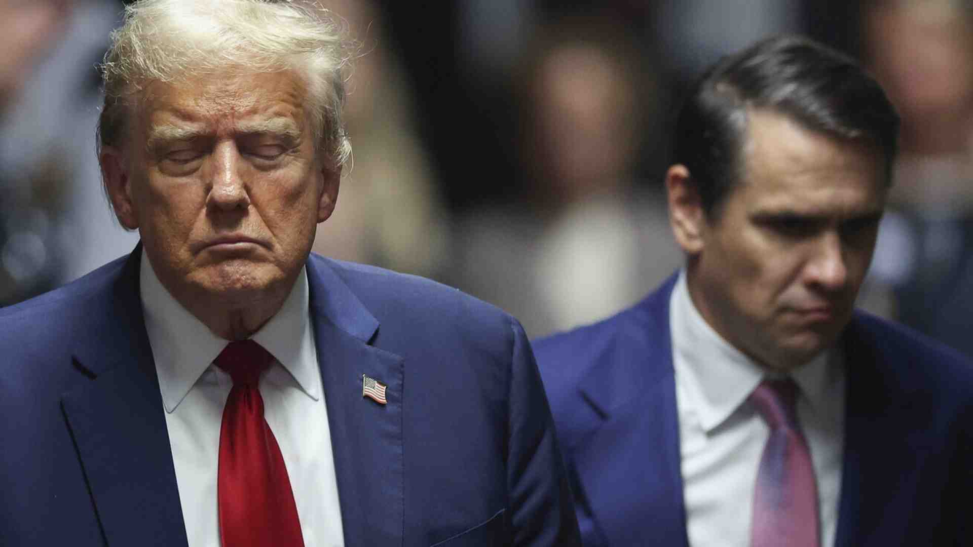 Immagine di Trump dorme in piedi e sogna la guerra “for ever”