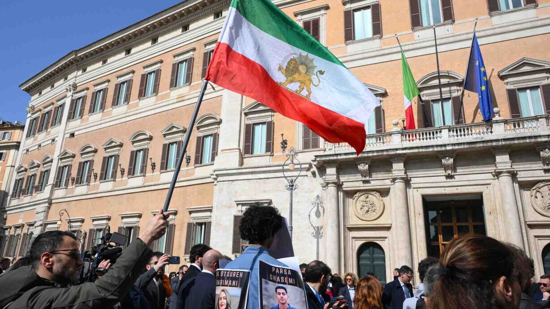 Immagine di Una, doppia e trina, la piazza per l’Iran divide la sinistra