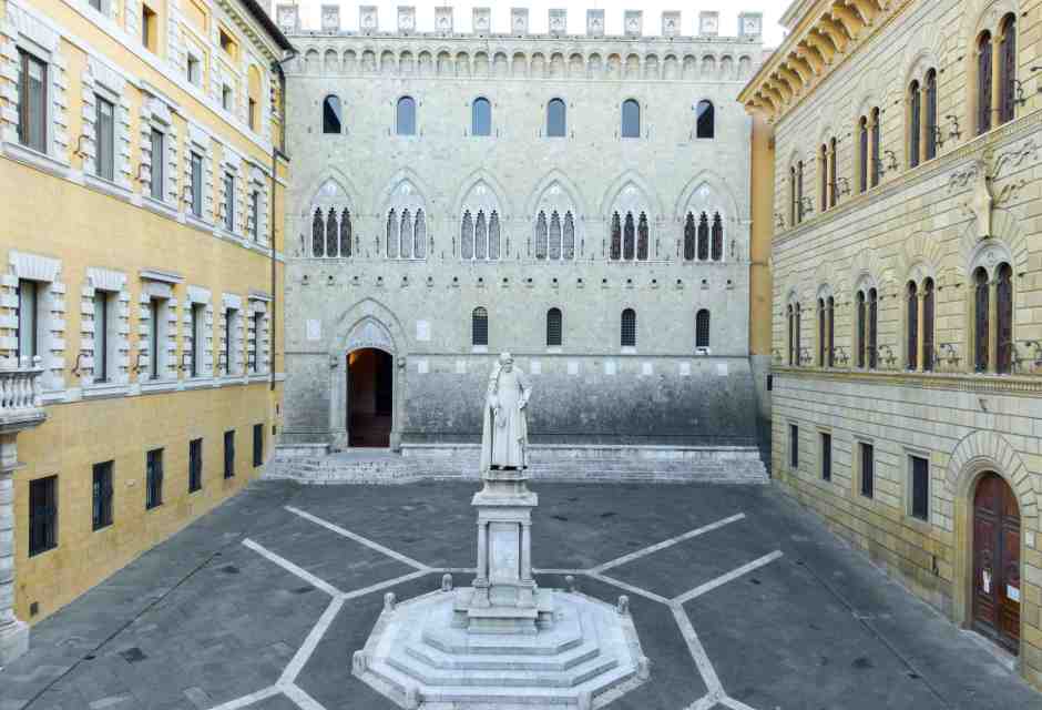 Oltre il processo a Lovaglio. Le sfide di Mps per convincere il mercato sulla partita centrale del risiko bancario