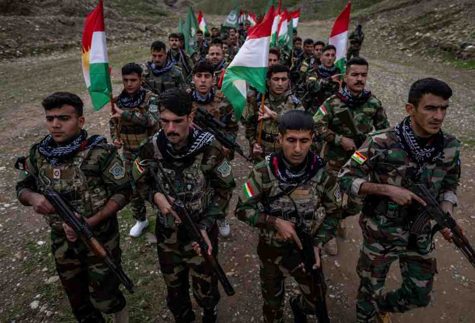 Un gruppo di peshmerga iraniani affiliati al Pak durante un addestramento (foto Getty)