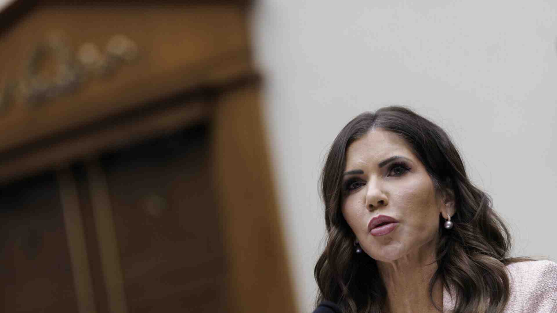 Immagine di Kristi Noem lascia il suo incarico, e gliene creano uno ad hoc