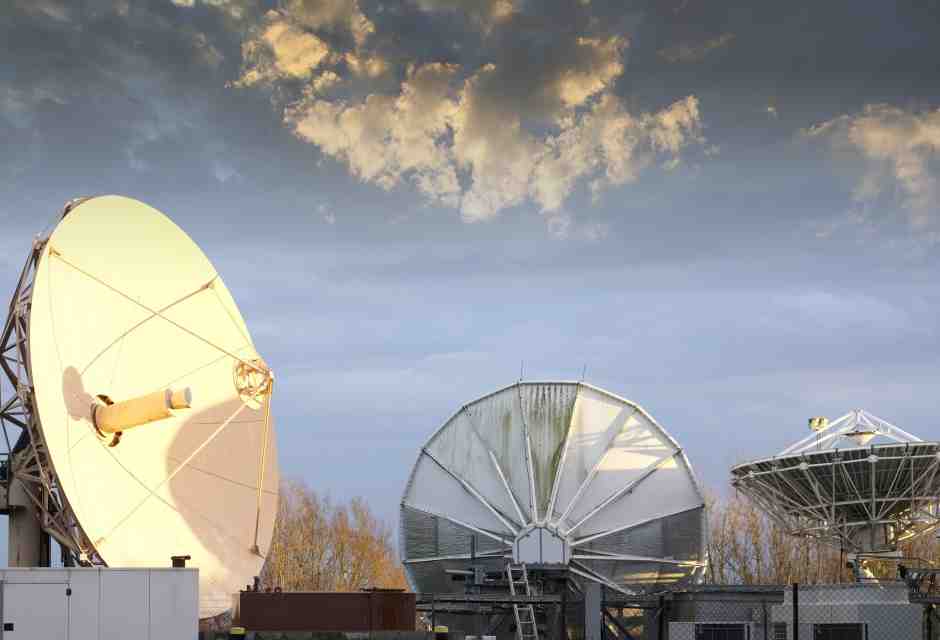 Le crisi globali e la nostra urgenza di satelliti