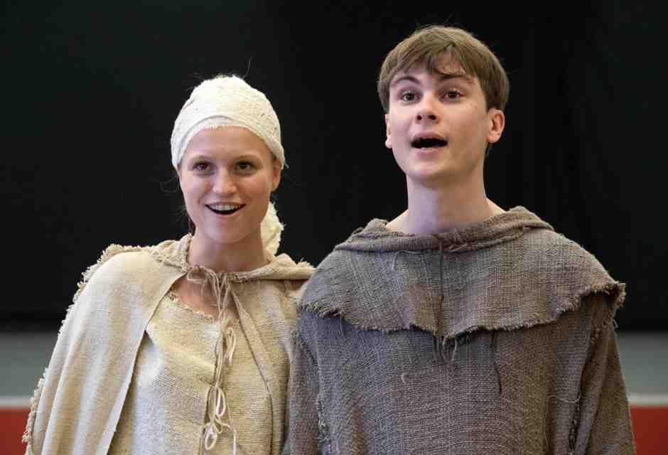 Gli attori Ksenia Borzak e Giulio Pranno durante le prove di Fratello Sole Sorella Luna (foto ANSA)