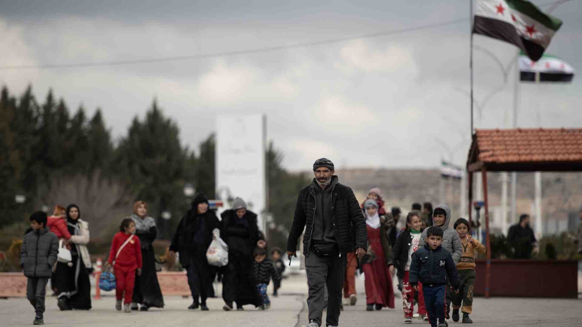 Immagine di Migliaia di persone fuggono in Siria mentre le bombe cadono sul Libano