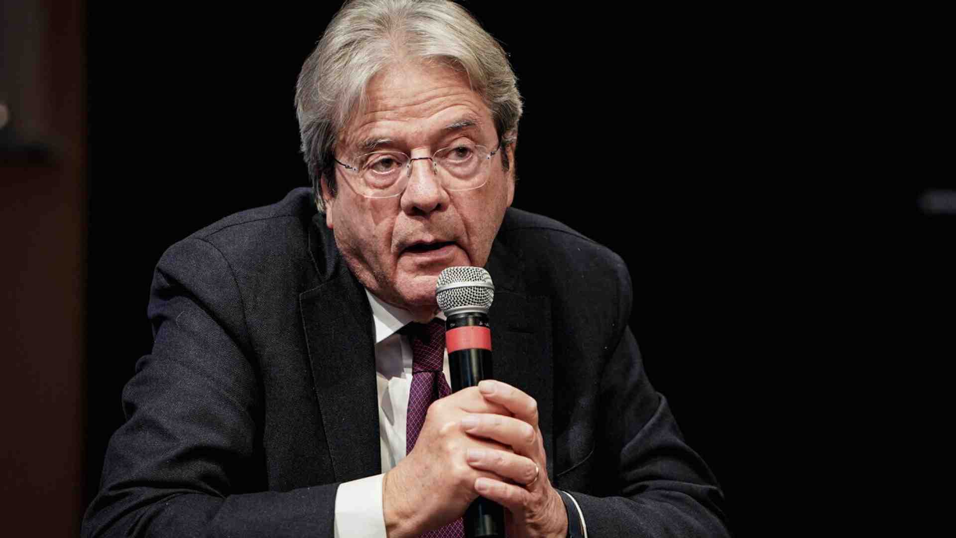 Immagine di "Il no alla guerra non basta", dice Gentiloni ai pro Sanchez dem