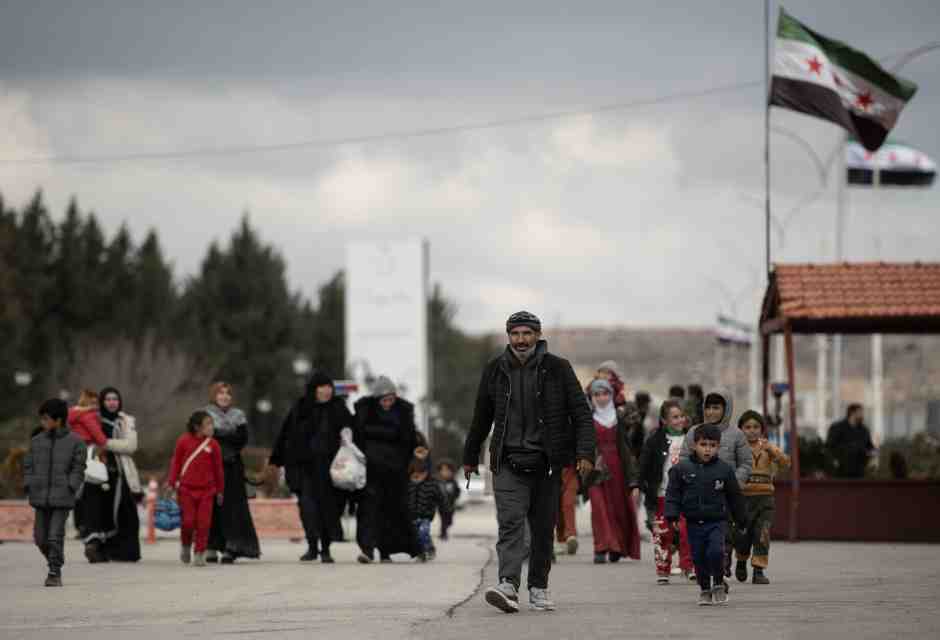 Migliaia di persone fuggono in Siria mentre le bombe cadono sul Libano