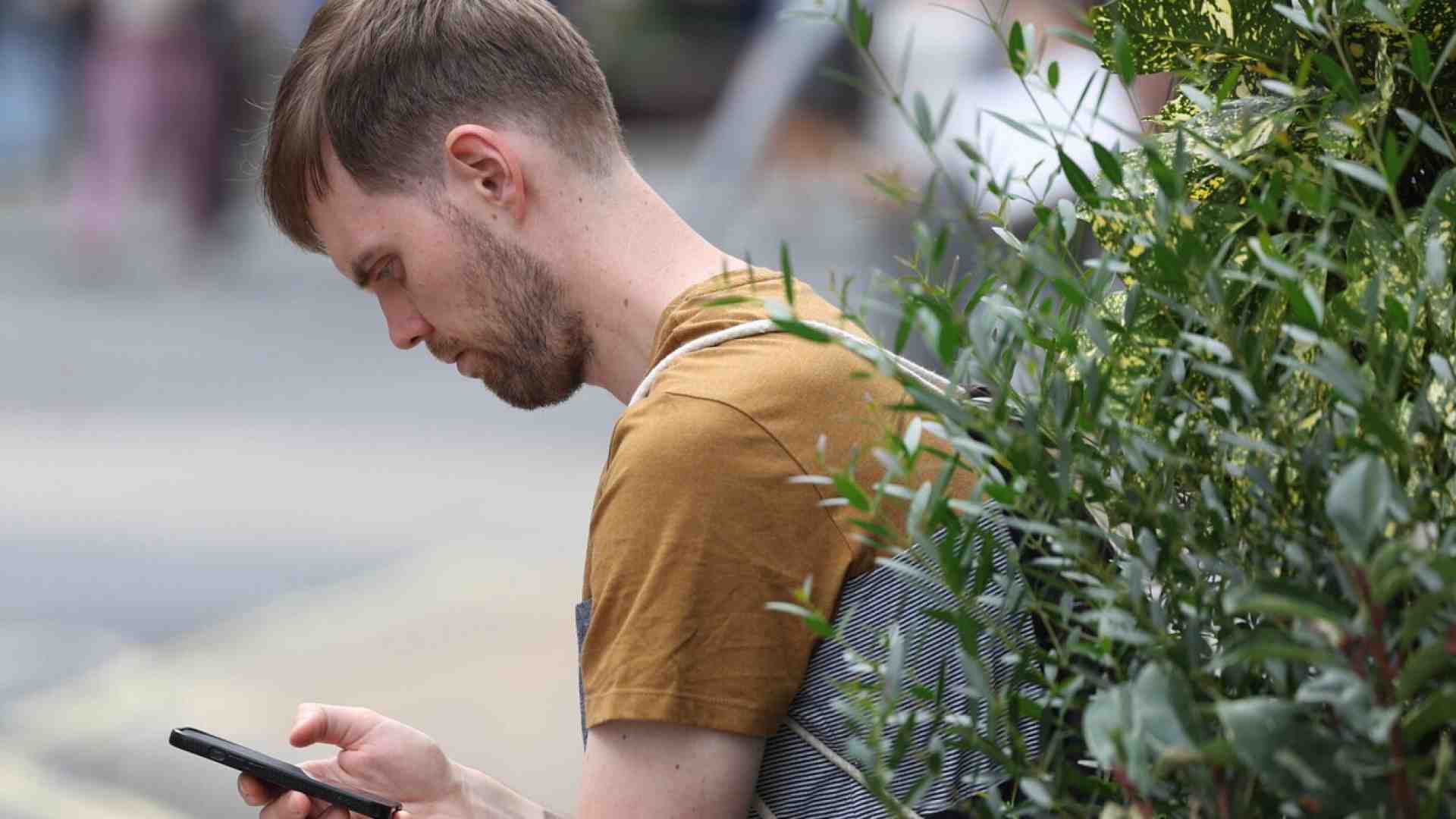 Immagine di Il panico per i giovani con gli smartphone e l’elogio funebre dei libri. Leggere o guardare