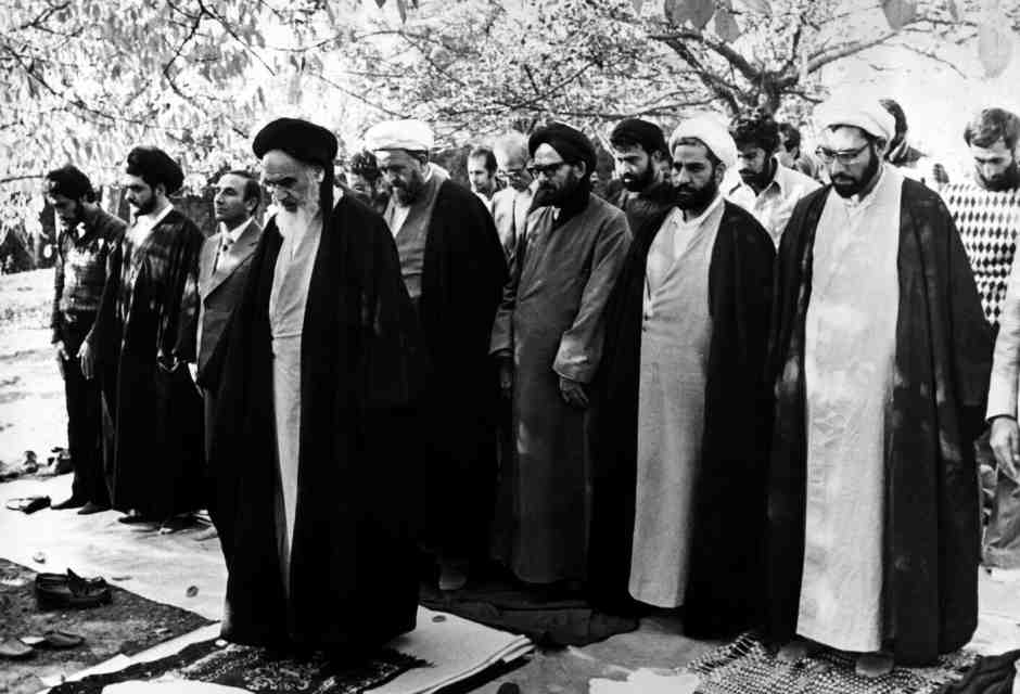 L'Ayatollah Khomeini a Neauphle-le-Ch&acirc;teau nel 1978 (foto LaPresse)<br />