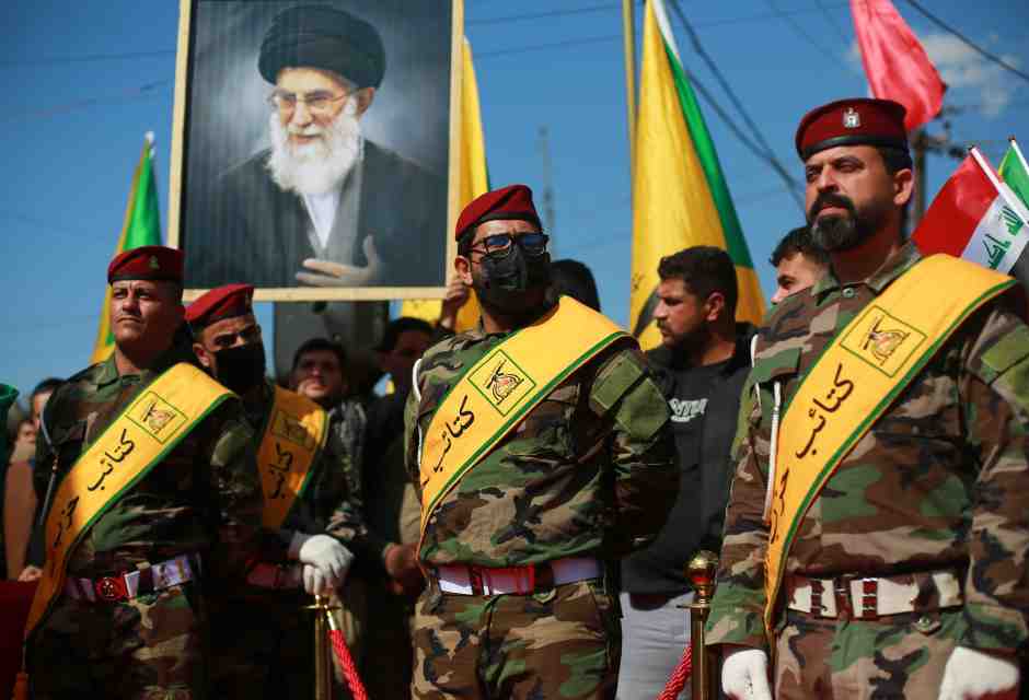 &nbsp;Uomini di Ktaib Hezbollah durante una manifestazione di cordoglio per la morte di Ali Khamenei a Babil, in Iraq (foto Getty)
