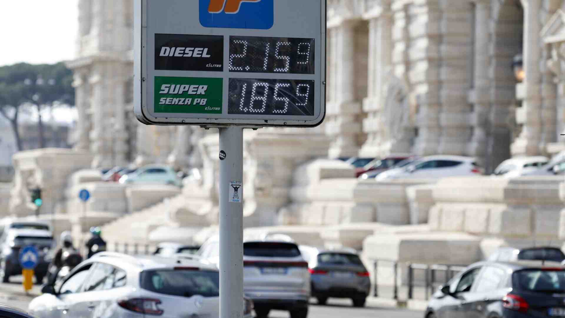 Immagine di Come è fragile l’idealismo pacifista che si affida a quanto costa fare il pieno di benzina
