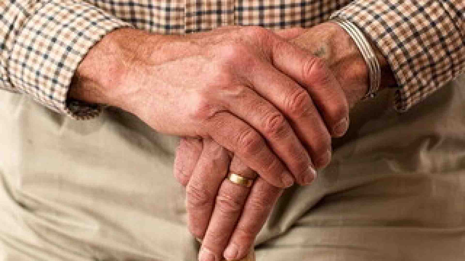Immagine di Le lamentele di una donna anziana al Comune